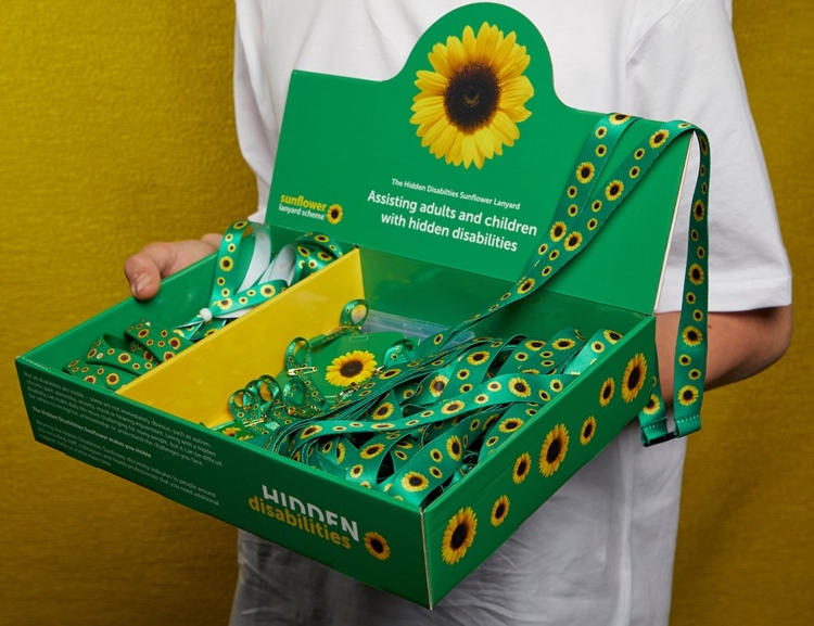 영국의  비영리 단체인 Hidden Disabilities Sunflower는 해바라기 캠페인을 통해 비가시적 장애를 가진 이들의 이동권 보장에 앞장서고 있다. / Hidden Disabilities Sunflower 페이스북