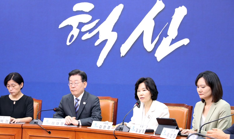 더불어민주당 김은경 혁신위원장이 지난 20일 오전 국회에서 열린 제1차 회의에서 발언하고 있다. / 뉴시스