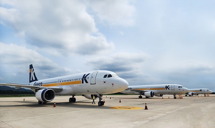 에어로케이항공은 지난 26일과 28일 각각 2호기, 3호기 항공기를 도입하고 국제선 운항 준비에 박차를 가하고 있다. 사진은 에어로케이 A320-200 기재. / 에어로케이