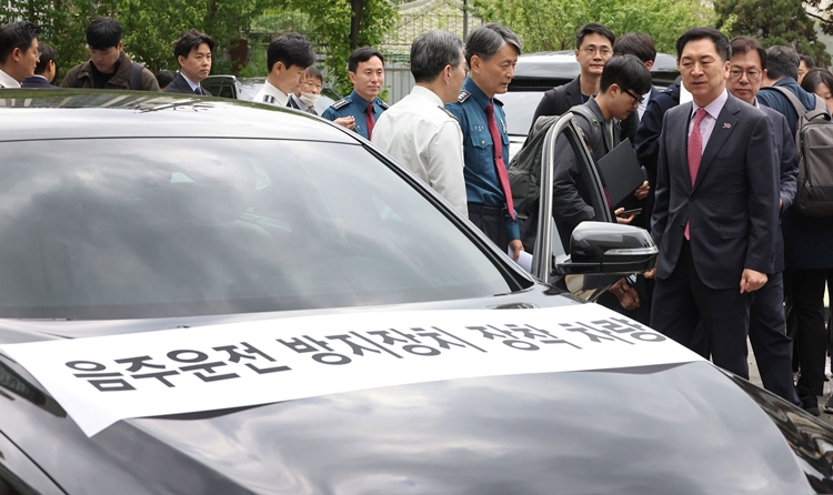 김기현 국민의힘 당 대표가 지난 4월 26일 오전 서울 마포구 마포경찰서를 방문해 음주운전 방지장치 장착 차량을 살펴보고 있다. / 뉴시스