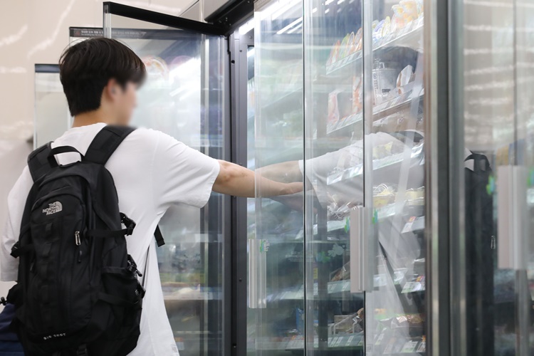 한국소비자원과 식품의약품안전처의 조사 결과, 개방형 냉장진열대보다 도어형 냉장고를 사용할 때 전기사용량이 절감되는 것이 확인됐다. 사진은 6일 서울 동대문구의 CU에 설치된 도어형 냉장고 모습. / 뉴시스