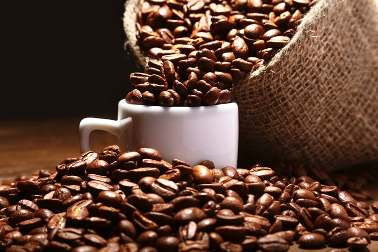 관세청 수출입실적에 따르면 커피를 만드는 데 사용되는 생두 수입가격이 최근 하락하는 모양새다. 이에 지난 라면업계의 가격 인하처럼 커피업계서도 제품 가격 인하가 가능할지 이목이 집중된다. / 게티이미지뱅크