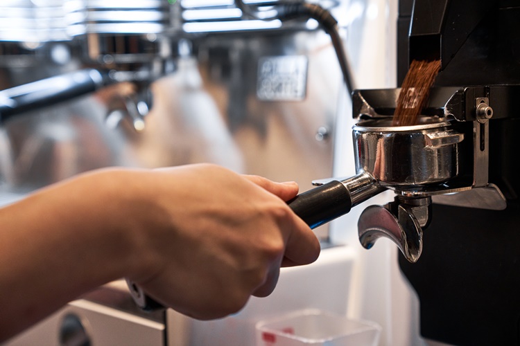업계서는 커피에서 원두가격이 차지하는 비중이 10%에 불과해 가격 인하가 어려울 것으로 보고 있다. 이런 가운데 올해 상반기 아이스크림과 편의점 커피, 주스 등의 가격 인상이 예고됐다. / 게티이미지뱅크