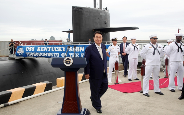 윤석열 대통령이 19일 오후 부산 남구 해군작전사령부 부산작전기지를 방문해 기항한 미국 오하이오급 핵추진 탄도유도탄 잠수함(SSBN) 켄터키함(SSBN-737) 앞에서 격려사를 마친 뒤 이동하고 있다. / 뉴시스