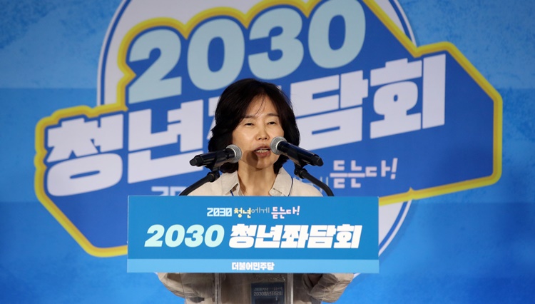 김은경 더불어민주당 혁신위원장이 지난달 30일 서울 성동구 성수동의 한 카페에서 열린 2030 청년좌담회에 참석해 인사말을 하고 있다. / 뉴시스