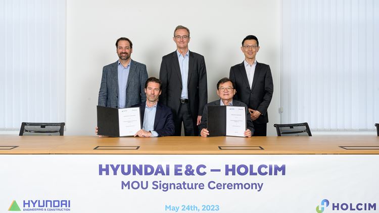 올해 5월 현대건설과 홀심(Holcim)이 ‘저탄소 건설재료 공동개발 및 기술협력 업무협약(MOU)’을 체결했다. / 현대건설
