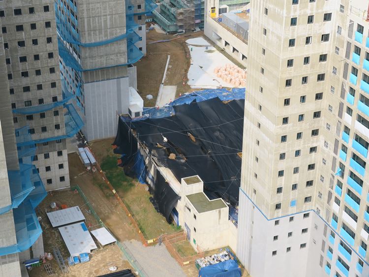 지난 4월 말 지하주차장 붕괴 사고가 발생한 인천 검단 아파트/ 뉴시스