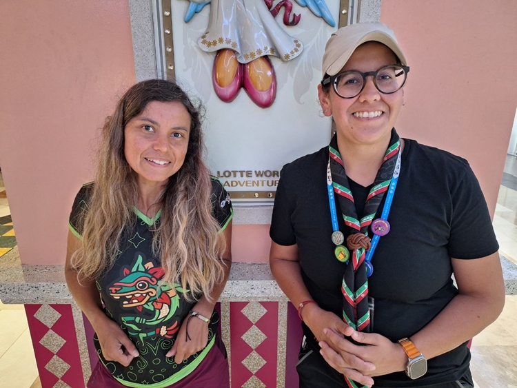 지난 10일 롯데월드를 방문한 멕시코 잼버리 인솔자 로레나(33·Lorena)와 알레(32·Ale)를 만났다. / 사진=정현환 기자