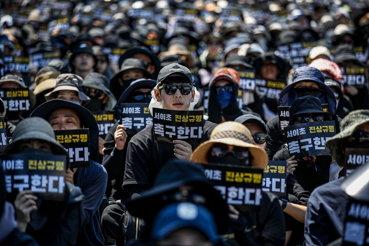 지난 5일 오후 서울 종로구 정부서울청사 앞에서 열린 서이초 교사 추모 및 공교육 정상화 촉구 집회에 참석한 전국의 교사들이 피켓을 들고 구호를 외치고 있다. / 뉴시스