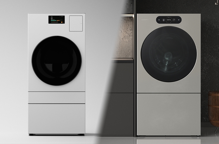 삼성전자의 올인원 세탁건조기 신모델(왼쪽)과 LG전자의 ‘LG 시그니처(LG SIGNATURE) 세탁건조기./ 각 사