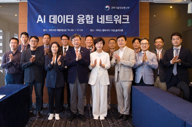 과학기술정보통신부(이하 과기정통부)는 초거대 AI의 전(全)산업 확산을 위한 산‧학‧연 전문가 협의체 ‘AI 데이터 융합 네트워크’ 발족식을 8일 이비스 앰배서더 서울에서 개최했다./ 과학기술정보통신부