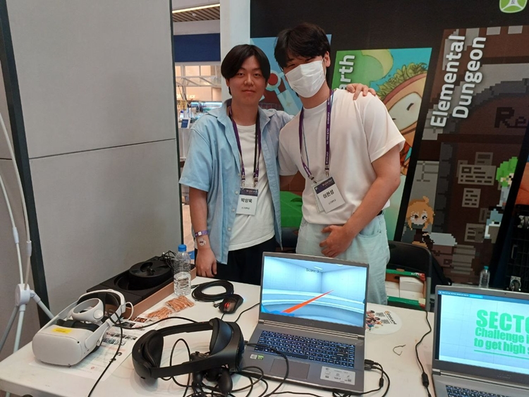 신구대학교 VR게임콘텐츠과 대학생들은 교내 프로젝트를 통해 개발한 게임들을 전시했다. 사진은 ‘Quick Aim VR’의 개발진이다. / 조윤찬 기자