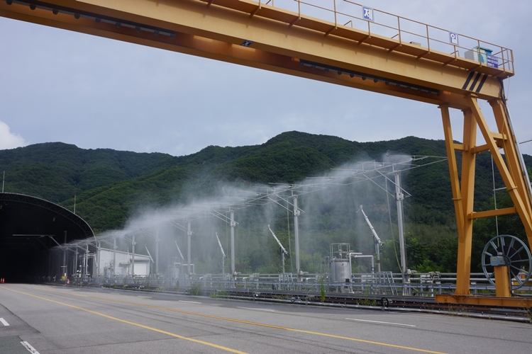 인공 폭우 시설에서 물이 쏟아지는 장면. 한국건설기술연구원에 따르면 해당 시설은  시간당 50mm의 빗줄기를 내뿜을 수 있다. 이는 실제 자연 환경에서 쏟아지는 폭우와 맞먹는 양이다./ 박설민 기자