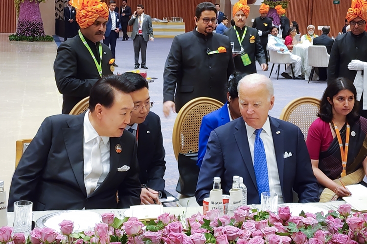 윤석열 대통령이 9일(현지시간) 뉴델리 바라트 만다팜 국제컨벤션센터에서 열린 G20 정상회의 갈라 만찬에서 조 바이든 미국 대통령과 나란히 앉아 현안에 대해 논의하고 있다. / 대통령실