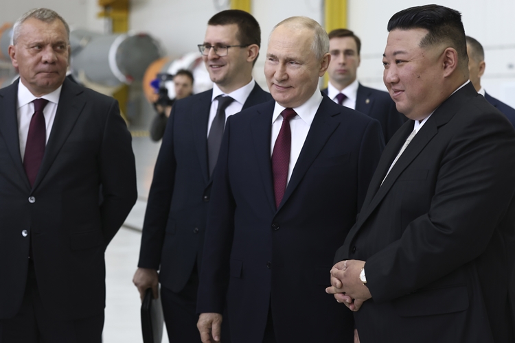  13일(현지시간) 러시아 아무르주 보스토치니 우주기지에 도착한 북한 김정은 국무위원장이 북러 정상회담에 앞서 블라디미르 푸틴 러시아 대통령과 시설을 둘러보고 있다. 두 정상 간 만남은 4년 5개월 만이다. / AP