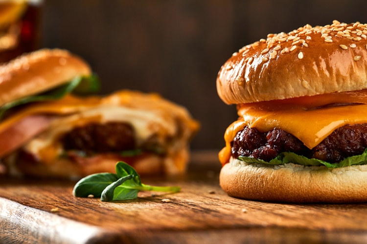 코로나 팬데믹 이후 혼자 간편하게 식사할 수 있는 음식에 대한 소비가 늘면서 햄버거 관련 시장이 지속 증가 추세에 있다. 이런 가운데 햄버거 프랜차이즈의 주문과정에 대한 소비자 만족도는 높았으나, 가격이나 부가혜택에 대한 만족도는 상대적으로 낮은 것으로 조사됐다. / 게티이미지뱅크