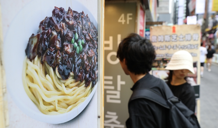 외식 물가가 빠르게 상승 중에 있다. 이제 서울에서 자장면 한 그릇을 사 먹으려면 7,000원을, 비빔밥 한 그릇을 사 먹으려면 1만원을 넘게 내야 한다. / 뉴시스