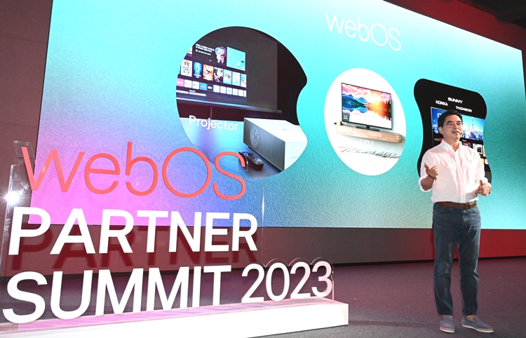 LG전자는 19일 서울 마곡에 위치한 LG사이언스파크에서 ‘webOS 파트너 서밋(Partner Summit) 2023’을 개최하고, webOS 플랫폼 생태계 확장 및  맞춤형 콘텐츠·서비스 대규모 투자 계획을 밝혔다. 사진은 LG전자 박형세 HE사업본부장이 기조연설을 진행하는 모습./ LG전자