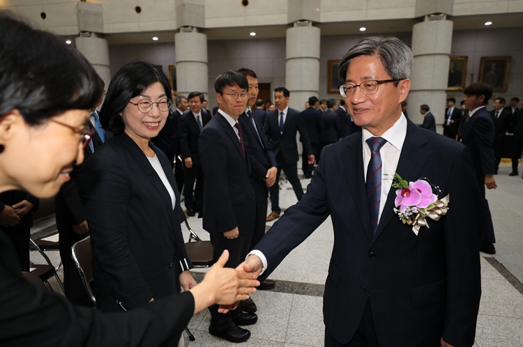 김명수 대법원장이 22일 오전 서울 서초구 대법원에서 열린 퇴임식에서 직원들과 인사를 나누고 있다. / 뉴시스