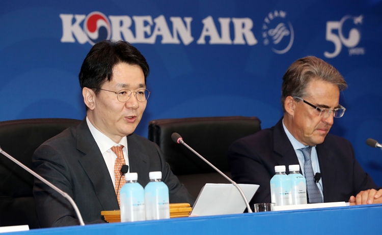 조원태 한진그룹 회장은 지난 6월 국제항공운송협회(IATA) 연례 총회에서 블룸버그TV와 인터뷰를 통해 “무엇을 포기하든 합병을 성사시킬 것”이라고 말하며 아시아나항공 합병에 강한 의지를 내비쳤다. 사진은 지난 2019년 6월 서울 삼성동 코엑스에서 개최된 IATA 제75차 연차 총회. / 뉴시스