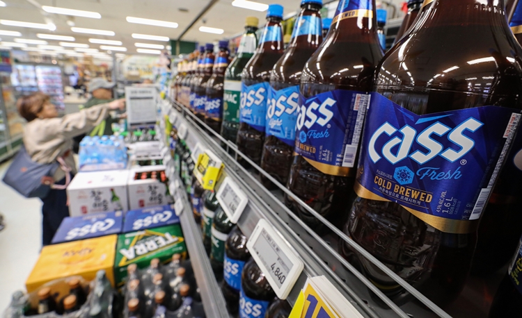 오비맥주가 오는 11일부터 카스 및 한맥 등 주요 맥주 제품의 출고가를 올린다고 밝혔다. / 뉴시스