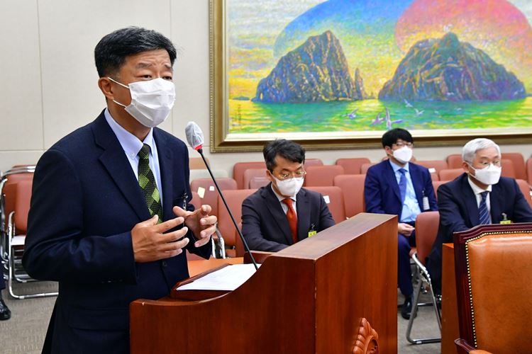 임병용 GS건설 대표가 지난 10일 국감 일반증인으로 참석해 인천 검단 아파트 전면 재시공을 계획대로 추진할 것이라고 밝혔다. / 뉴시스