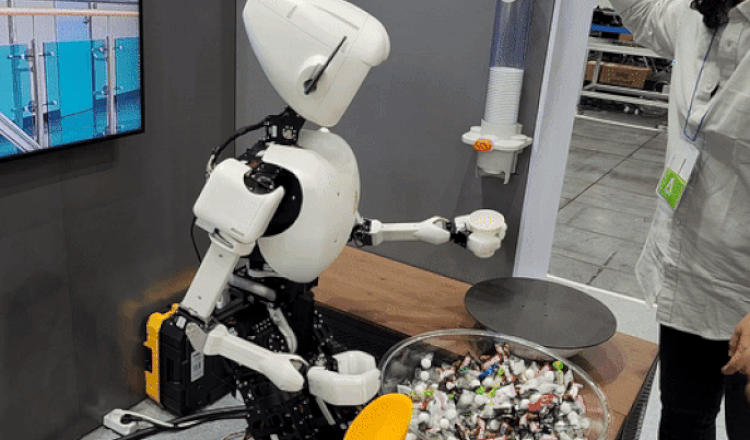 AI 휴머노이드 로봇  ‘앨리스’가 관람객들에게 사탕을 나눠주는 모습./ 박설민 기자