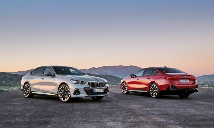 BMW가 올해 1월부터 9월까지 누적 판매대수는 업계 1위를 지키고 있지만, 최근 벤츠가 격차를 줄이고 있어 끝까지 1위 수성을 할 수 있을지 관심이 커진다. / BMW