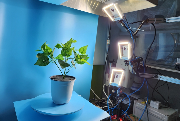 ‘식물 턴테이블 기반 3D 정합 플랫폼’의 모습. 우측에 설치된 조명과 카메라 모듈, AI시스템을 기반으로 식물의 3D구조를 실시간으로 생성해낸다./ 박설민 기자