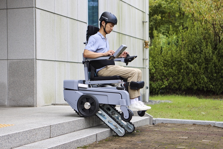 장애인 이동권 증진을 위해선 기술 개발이 우선일까, 환경 개선이 우선일까. 사진은 한국기계연구원이 개발한 로봇 휠체어. /한국기계연구원