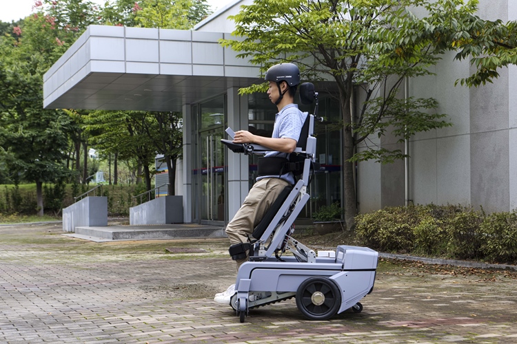 한국기계연구원은 하지 장애인의 일상생활을 도울 수 있도록 계단을 오르내리는 ‘계단 등반 모듈’, 일어서서 이동하고 탑승한 상태에서는 눕고 기울이는 등 다양한 자세를 취할 수 있는 ‘스탠딩 모듈’을 구현하고 두 모듈을 통합한 로봇 휠체어 개발에 성공했다고 밝혔다. / 한국기계연구원