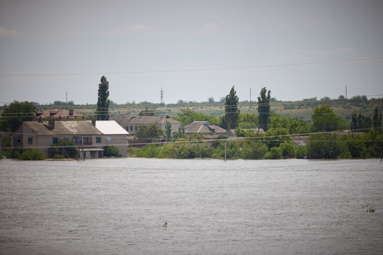 지난 6월 6일 폭파된 ‘노바 카호우카(Nova Kakhovka) 댐’ 때문에 물에 가라앉아버린 드니프로강 하류 인근 마을의 모습. 인간뿐만 아니라 새들의 번식지도 초토화됐다./ 우크라이나 대통령실