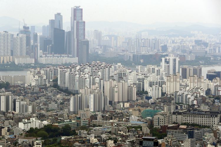 서울에서 고분양가로 수요자들이 외면한 아파트 단지가 등장하자 건설사들의 고민이 깊어졌다. / 뉴시스
