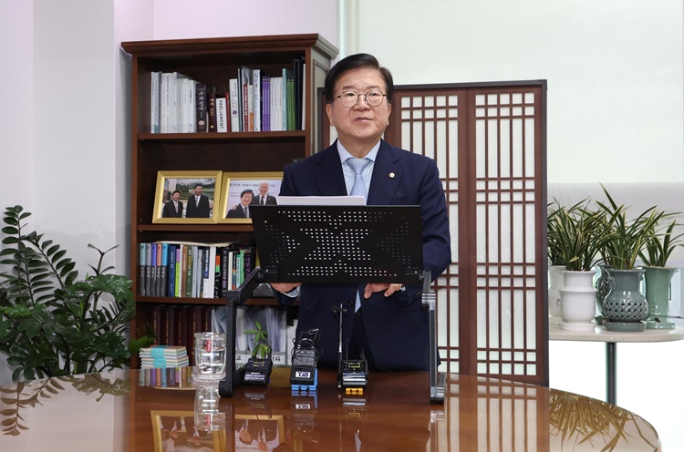 박병석 전 국회의장이 6일 오전 국회 의원회관 의원실에서 22대 총선 불출마 선언을 하고 있다. / 뉴시스