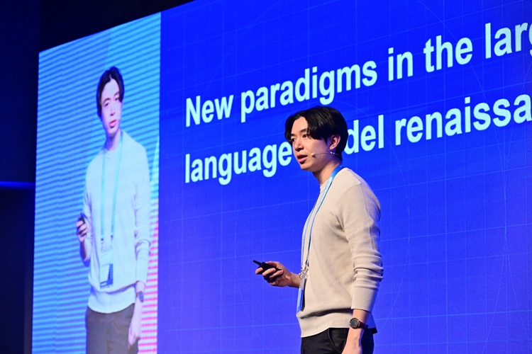 .'삼성 AI 포럼 2023'에서 '대규모 언어 모델 르네상스의 새로운 패러다임'을 주제로 강연 중인 오픈AI 제이슨 웨이(Jason Wei) 연구원./ 삼성전자