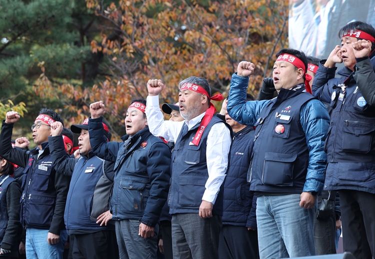김동명 한국노총 위원장(가운데)이 지난 11일 노동자대회에서 구호를 외치고 있다. / 뉴시스