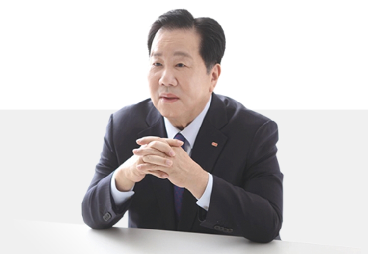 우오현 회장이 이끄는 SM그룹은 한국ESG기준원의 ESG평가에서 아쉬운 결과를 받아들었다. / SM그룹