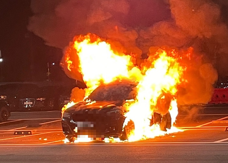 지난 7월말 주차장에 세워둔 BMW 차량에서 화재가 발생했다. 사진은 화재가 발생한 BMW 차량의 차주가 온라인 커뮤니티에 올린 화재 당시 모습. / 온라인 커뮤니티 갈무리