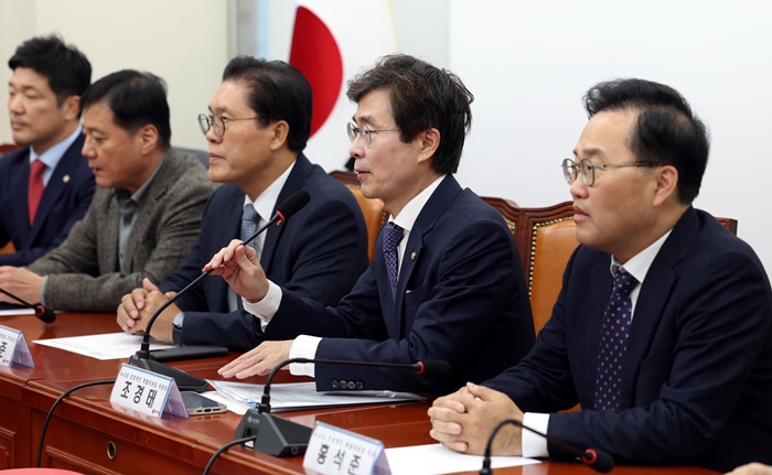 국민의힘 뉴시티 특별위원회가 20일 "행정통합을 위한 특별법안을 준비할 예정"이라고 밝혔다. 사진은 20일 오후 서울 여의도 국회에서 열린 국민의힘 뉴시티 프로젝트 특별위원회 4차회의에서 조경태 위원장이 발언하는 모습. / 뉴시스