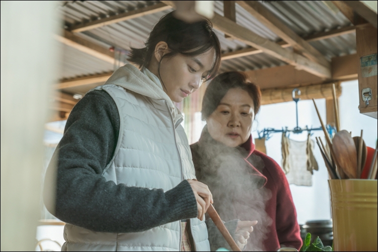‘3일의 휴가’에서 진정성 있는 열연을 보여준 신민아(왼쪽)와 김해숙. / 쇼박스