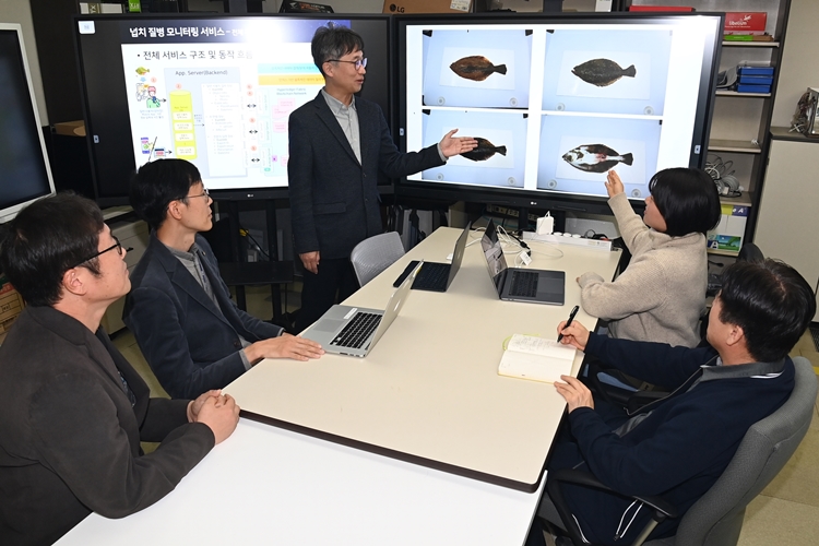 한국전자통신연구원(ETRI)은 제주해양수산연구원과 협력해 블록체인 플랫폼 기반 어류 질병 모니터링 서비스를 개발한다고 1일 밝혔다. 사진은 ETRI 연구진이 넙치질병 모니터링 서비스에 관해 논의하는 모습./ 한국전자통신연구원