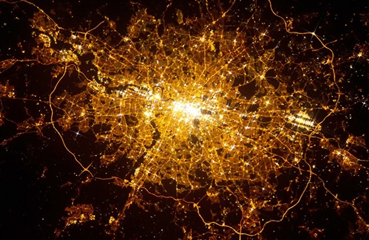 위성에서 바라 본 런던의 야경 모습. 인공조명으로 어두운 곳이 거의 없다./ Shutter stock