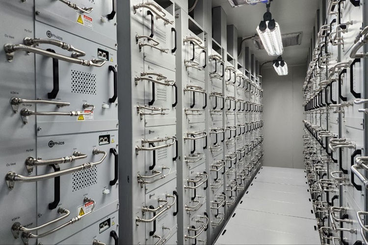 약 100대의 수전해 모듈러가 설치된 1MW급 컨테이너 수전해장치의 내부 모습./ 박설민 기자