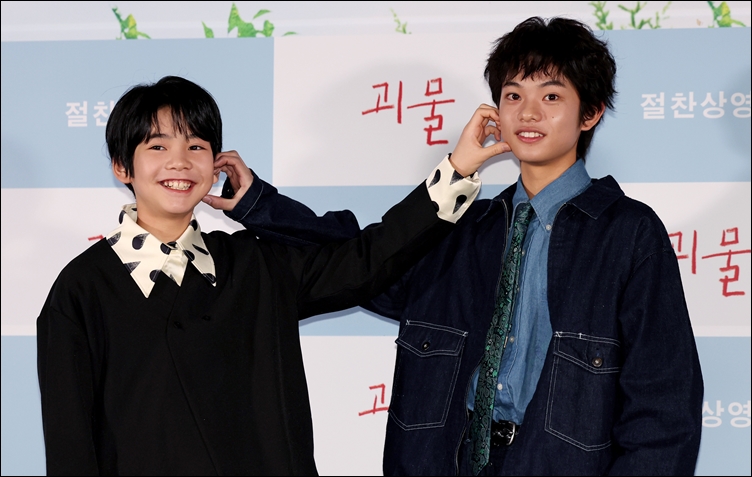 한국을 찾은 영화 ‘괴물’(감독 고레에다 히로카즈)의 주역 히이라기 히나타(왼쪽)와 쿠로카와 소야. / 뉴시스