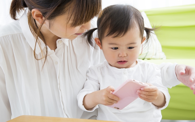 전문가들은 아동의 안전한 스마트폰 사용을 위해선 부모의 관심과 노력이 필수적이라고 조언한다./Gettyimagesbank