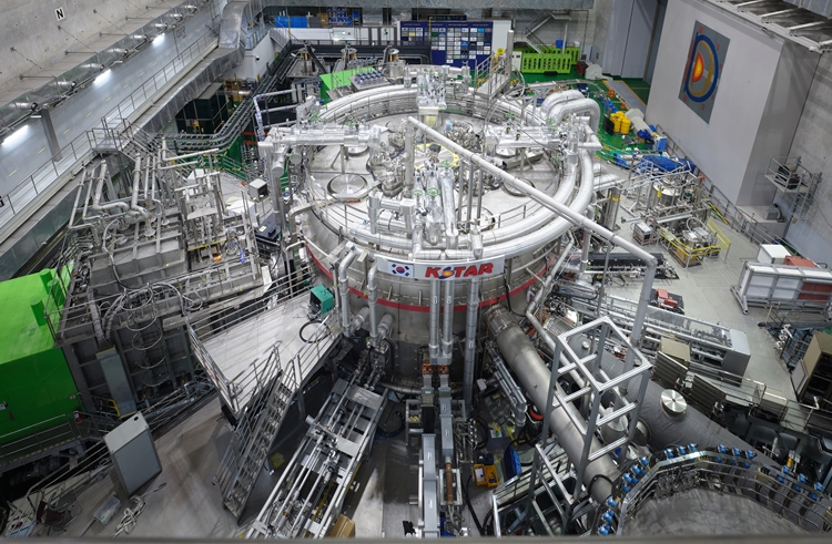 대전 핵융합연 초전도핵융합연구장치 ‘KSTAR(Korea Superconducting Tokamak Advanced Research)’의 실제 모습./ 한국핵융합에너지연구원 