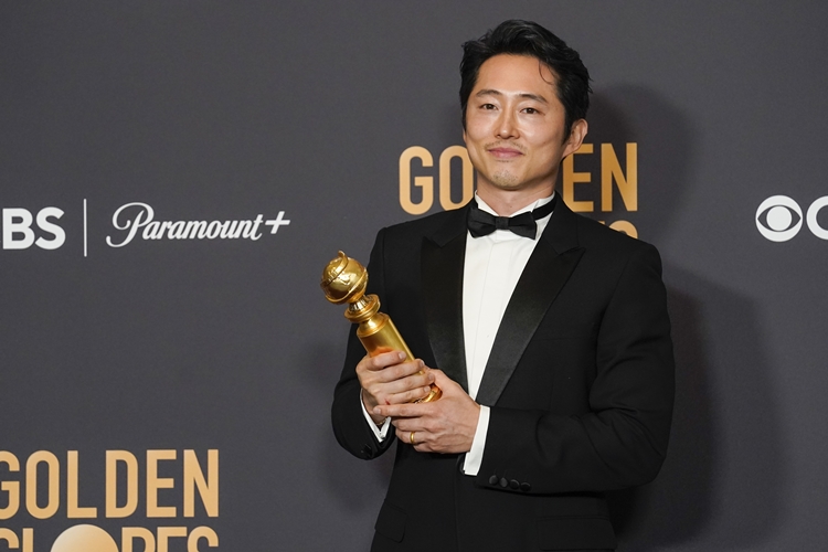 한국계 배우 스티븐 연이 골든글로브 시상식에서 남우주연상을 수상했다. / AP 뉴시스