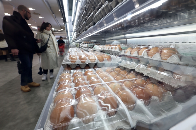 최근 전국 가금 농장에 고병원성 조류인플루엔자가 확산되고 있다. 이런 가운데 설 명절을 한 달 앞둔 시점이라 계란 가격이 불안한 모양새다. / 뉴시스