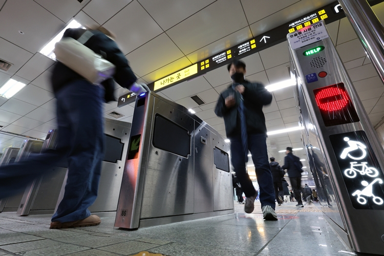 서울교통공사는 서울에서 1~8호선의 지하철을 운영하고 있다. 매년 적자를 기록하고 있어 적자 개선이 필요하다는 지적이 나오는 가운데 교통 복지 정책으로 운영되는 ‘무임승차’ 제도가 원인이라는 것이 흔히 거론된다. / 뉴시스