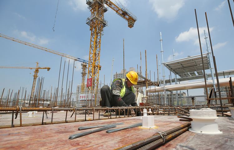 지난해 건설업계 내 임금체불액 규모가 4,363억원까지 급증한 것으로 나타났다. / 뉴시스